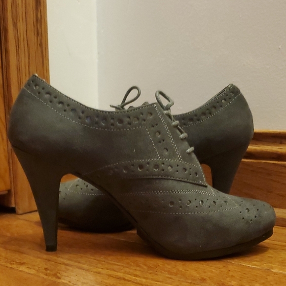 Apostrophe Gray Oxford Heels with Brogue Detailing - Picture 5 of 12